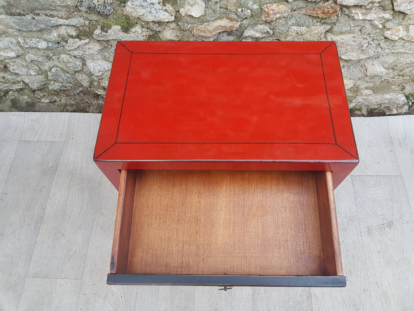 Petit meuble d'appoint patine laqué rouge clair 1 tiroir ouvert et 2 portes