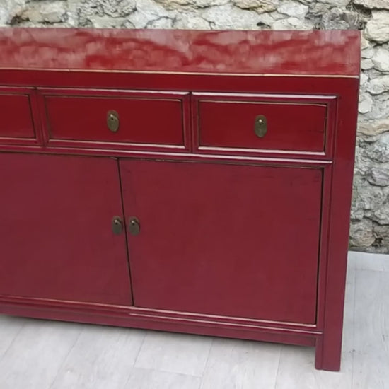 Moyen buffet rouge cerise laqué 3 tiroirs et 2 portes vidéo
