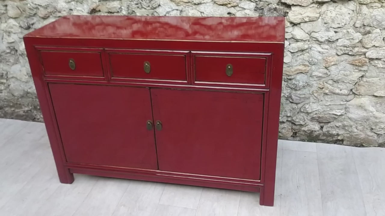 Moyen buffet rouge cerise laqué 3 tiroirs et 2 portes vidéo