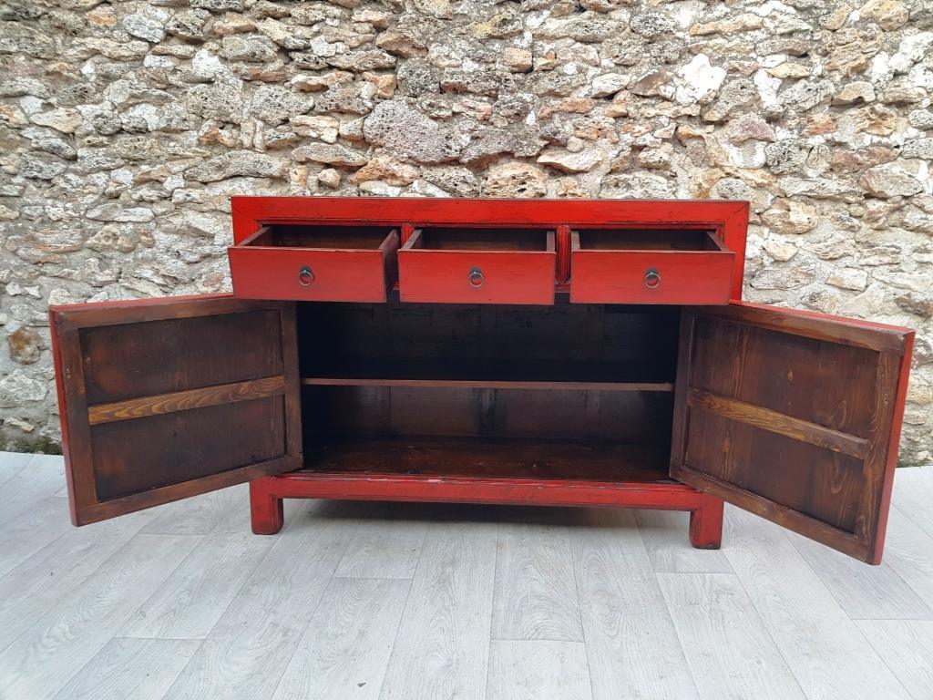 moyen buffet rouge clair laqué 3 tiroirs 2 portes ouvertes
